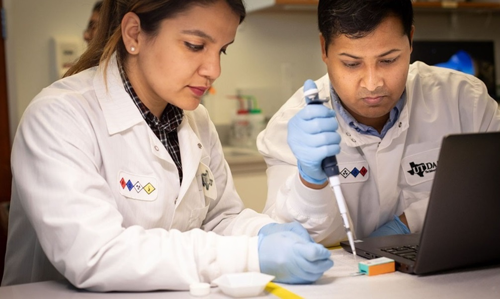 Imagen: Los investigadores demuestran cómo su sensor puede detectar fentanilo (Fotografía cortesía de la Universidad de Texas en Dallas)